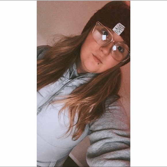 Meet your posher, Darci 🧡 - Picture 1 of 5